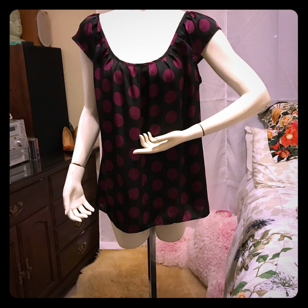 Apostrophe sleeveless polka dots blouse.